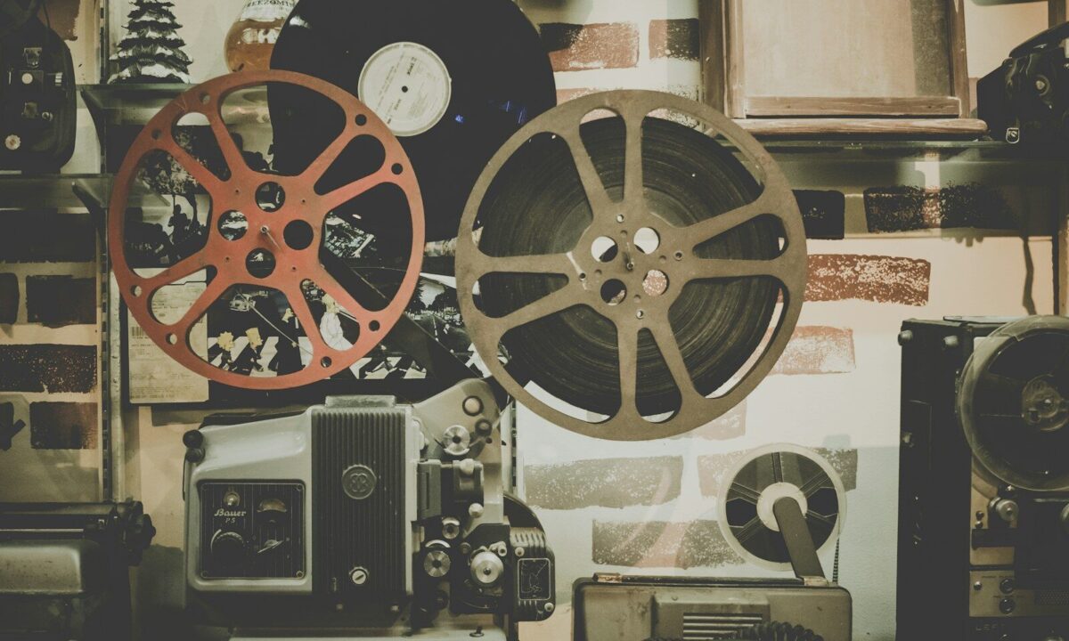 Proyector de cine antiguo con bobinas, para ver películas sobre la guerra civil española