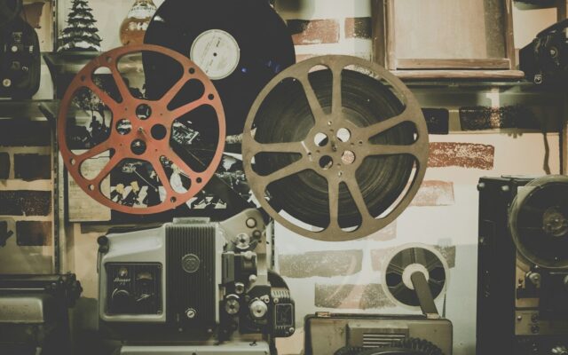 Proyector de cine antiguo con bobinas, para ver películas sobre la guerra civil española