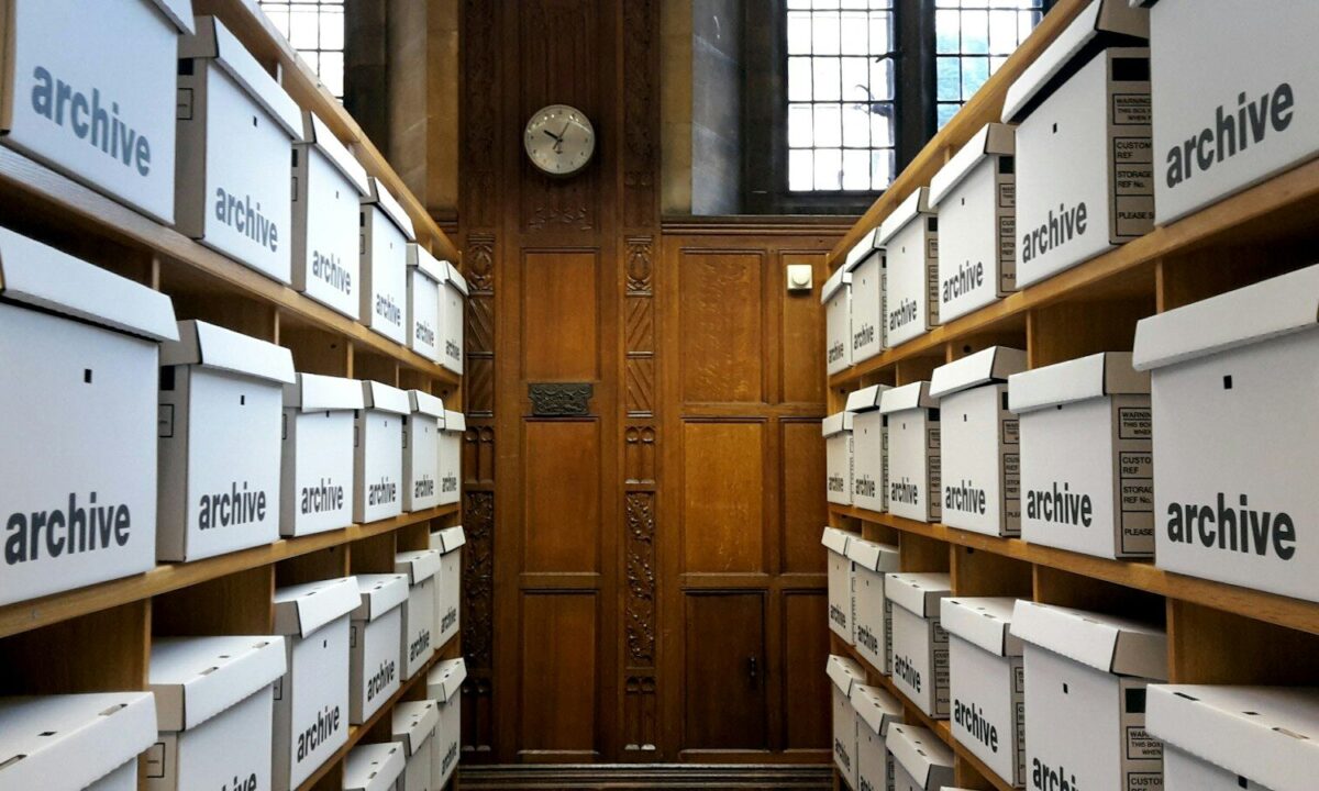 Cajas de archivo blancas ordenadas en las estanterías de una sala de archivo