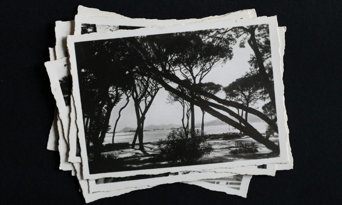 Fotografías antiguas en blanco y negro sobre una mesa, como material de archivo de la guerra civil española
