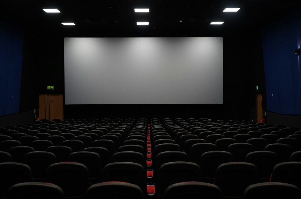 Filas de butacas rojas en una sala de cine vacía, para ver películas sobre la guerra civil española